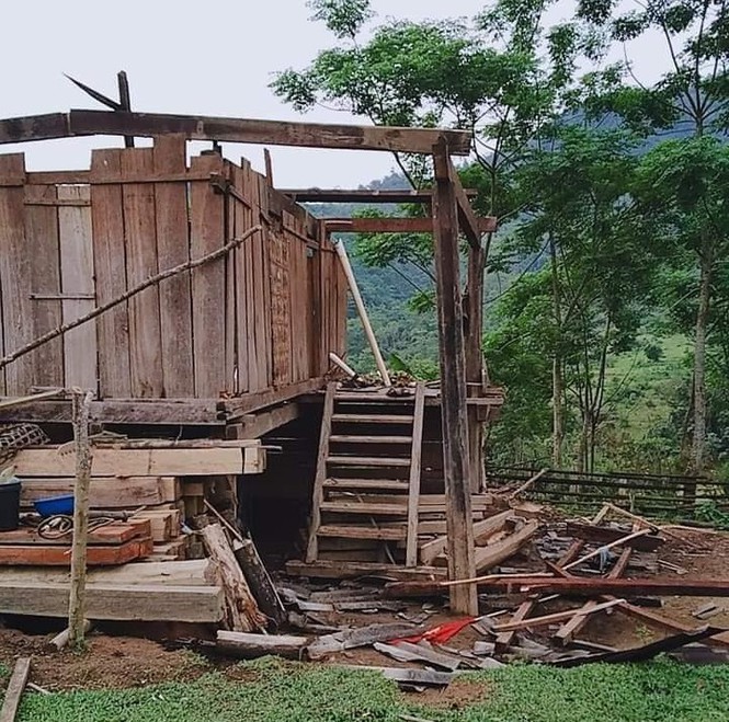 Dông lốc làm tốc mái, sập nhà dân ở huyện miền núi Nghệ An